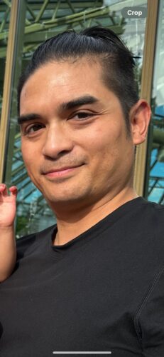 Magnus wears a black tshirt.